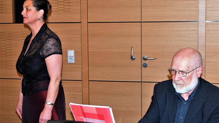 Die Sopranistin Radka Loudová-Remmler sang, am Klavier begleitet von Ehemann Fridolin Remmler, einige von Opfern im Ghetto Theresienstadt komponierte Lieder. Foto: Sigismund von Dobschütz