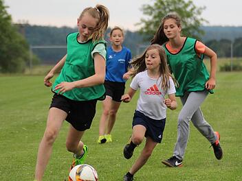 Der Besuch der Jungnationalspielerin Lea Schneider motivierte die Spielerinnen beim Tag des Mädchenfußballs in Schondra zusätzlich. Fotos: Sebastian Schmitt