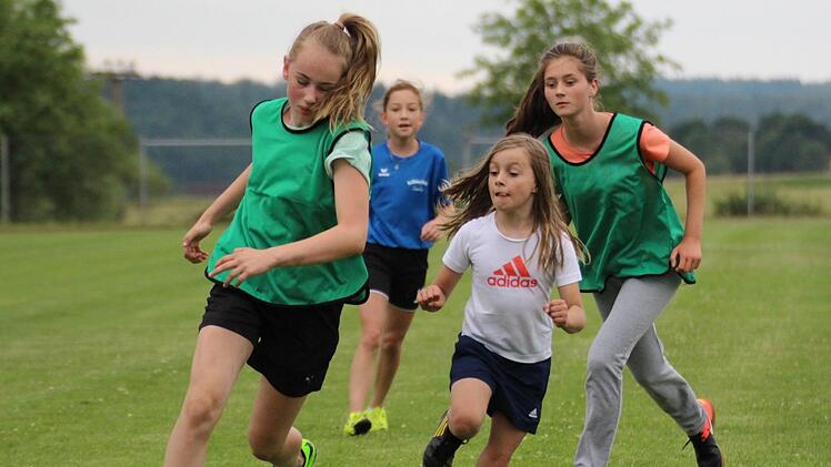 Der Besuch der Jungnationalspielerin Lea Schneider motivierte die Spielerinnen beim Tag des Mädchenfußballs in Schondra zusätzlich. Fotos: Sebastian Schmitt