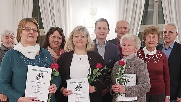 Mitgliederehrung beim Obst- und Gartenbauverein Bad Rodach (von links): Dieter Hofmann; Marianne Vetter, Sandra von der Weth, Kerstin Schubarth, B&uuml;rgermeister Tobias Ehrlicher, Vorsitzender Peter Patzak, Ehefrau von Heinz Wittmann (nahm Auszeichnung f&uuml;r ihren Mann entgegen), Irma Geyer, Siegfried Aschenbrenner  Foto: J. Zetzmann-von der Weth