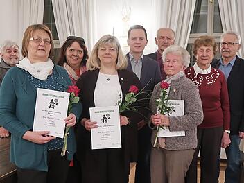 Mitgliederehrung beim Obst- und Gartenbauverein Bad Rodach (von links): Dieter Hofmann; Marianne Vetter, Sandra von der Weth, Kerstin Schubarth, B&uuml;rgermeister Tobias Ehrlicher, Vorsitzender Peter Patzak, Ehefrau von Heinz Wittmann (nahm Auszeichnung f&uuml;r ihren Mann entgegen), Irma Geyer, Siegfried Aschenbrenner  Foto: J. Zetzmann-von der Weth