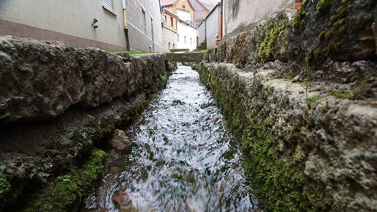 Der Sulzbach führt zwischen zwei Häuserzeilen durch den Ort.Foto: Arkadius Guzy