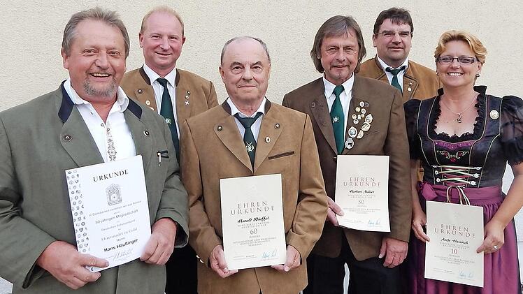 Für langjährige Zugehörigkeit wurden Hans Häußinger, Harald Würffel, Herbert Müller und Antje Heinrich (von links, mit Urkunden) geehrt.