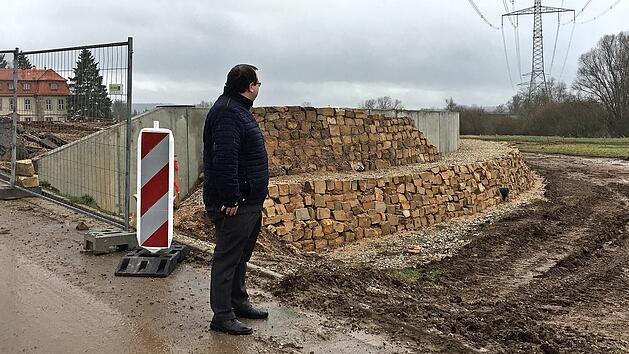 B&uuml;rgermeister Thomas S&ouml;der macht sich direkt vor Ort ein Bild von den Hochwasserschutzma&szlig;nahmen.