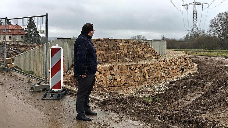 Bürgermeister Thomas Söder macht sich direkt vor Ort ein Bild von den Hochwasserschutzmaßnahmen.