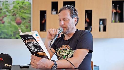 Der Neuwirtshauser Buchautor Daniel Vogler stellte sein Buch in Bolds Schnappsideen vor.