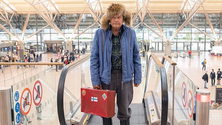 Der alte Griesgram (Heikki Kinnunen) fliegt sogar bis nach Hamburg, um einen Ersatz f&uuml;r seinen geliebten Ford Escort von 1972 zu bekommen. Kaum zu glauben, dass der Eigenbr&ouml;tler einst davon tr&auml;umte, zu studieren und die Welt zu bereisen.