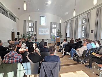 Neue Gemeinder&auml;te bei der Schulung in der Alten Synagoge Reckendorf mit dem Referenten der Hanns-Seidel-Stiftung.