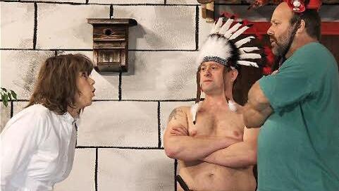 Martina Lotze im Disput mit Indianer "einsamer Schluckspecht" (Uwe Eichel) und dem verkaterten Wirt (Hans-Jürgen Pfülb).