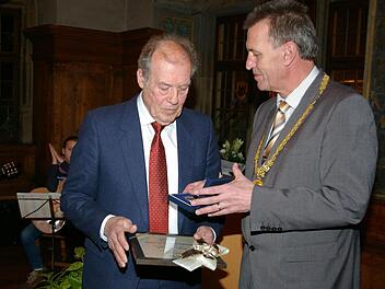 Zwei ehemalige Fußballer im Gespräch: Oberbürgermeister Siegfried Müller überreicht Fritz Schmidt die Bürgermedaille in Silber. Foto: Müller