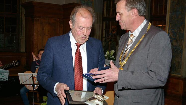 Zwei ehemalige Fußballer im Gespräch: Oberbürgermeister Siegfried Müller überreicht Fritz Schmidt die Bürgermedaille in Silber. Foto: Müller