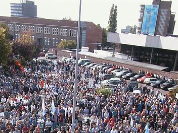 Heißer Herbst: Der Kampf um das FAG-Werk in Eltmann trieb 2004 Tausende auf die Straße. Foto: gf