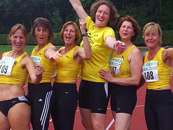 Die Startgemeinschaft Mittel-/Unterfranken gewinnt erstmals die Deutsche Mannschafts-Meisterschaft der Seniorinnen W35 (von links): Eva Wilm, Iris Heid, Katja Hofmann, Martina Greithanner, Tanja Köhler (alle TSV Münnerstadt), Angelika Mader (TSV Ipsheim). Foto: TSV Münnerstadt