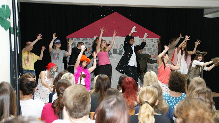 In einem Konfettiregen endete die "Abschlussprüfung" für diese Studierenden der FAKS im Fach Theaterpädagogik. Foto: Sabine Weinbeer