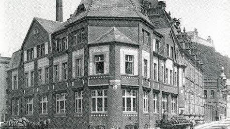 Wo einst die EKU stand, parken heute Autos auf dem Zentralparkplatz. Dieser Teil des Verwaltungsgebäudes blieb erhalten. Foto: BR-Archiv