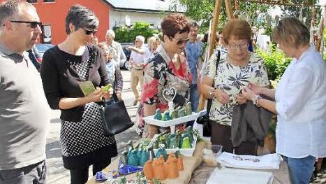 Bastelwaren aus Ton und Keramik bot Christel Reitz, Sand (rechts), an.Foto: Ralf Kestel
