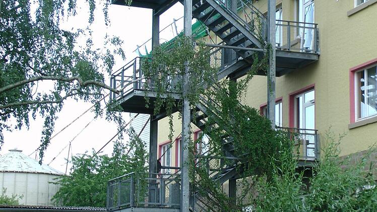 Auch an der Haßfurter Waldorfschule am Hafen müssen die Sturmschäden noch aufgeräumt werden.  Foto: Christian Licha