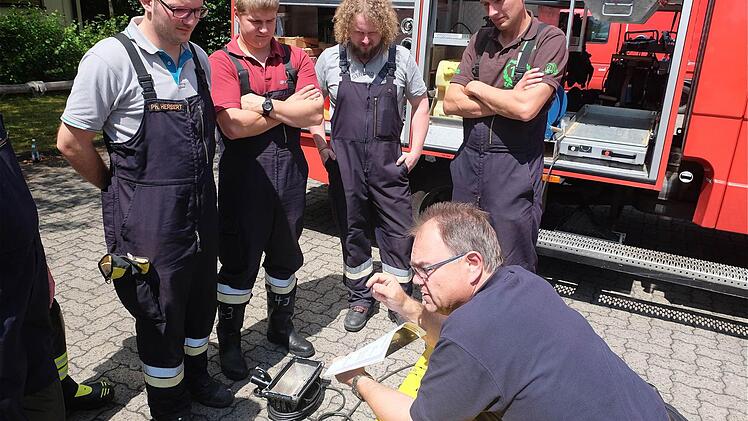 Kreisbrandmeister Georg Helfrich unterrichtet über die hydraulischen Geräte.  Foto: Gerd Schaar