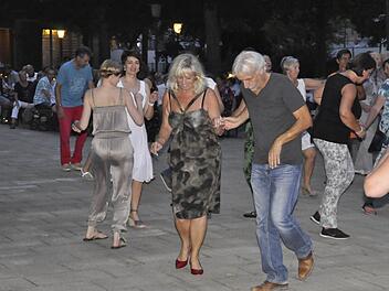 Salsa-Musik im Kurgarten: Da kann man die Füße nicht still halten. Foto: Peter Klopf