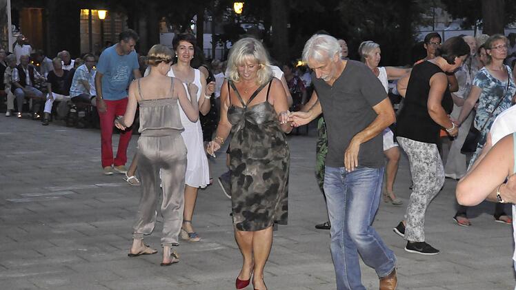 Salsa-Musik im Kurgarten: Da kann man die Füße nicht still halten. Foto: Peter Klopf