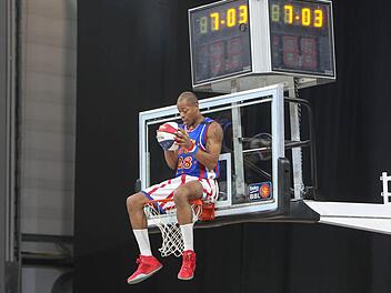 Etwas zweckentfremdet hat dieser Spieler der Harlem Globetrotters den Basketballkorb in der Brose-Arena. Fotos: RiegerPress