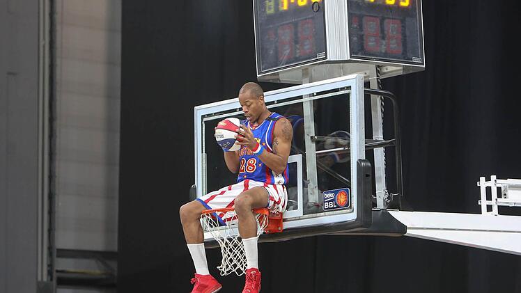 Etwas zweckentfremdet hat dieser Spieler der Harlem Globetrotters den Basketballkorb in der Brose-Arena. Fotos: RiegerPress