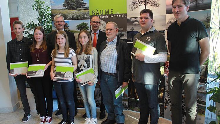 Landrat Meißner (Mitte), Walter Partheymüller (Sparkasse/3. v. li.) und Michael Stromer (Umweltstation) ehrten die Sieger. Foto: asch