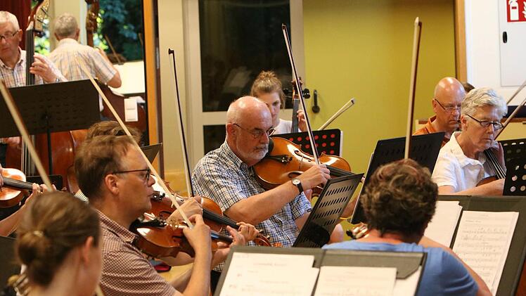Intensiv bereitet sich das Orchester der "Musikfreunde Neustadt" auf sein Open-Air-Konzert am Sonntag (3. Juli) im Freibad vor.Foto: Jochen Berger