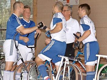 Vier Steinwiesener Radballer vor dem Anstoß: (von links) Andreas Klinger, Dennis Klinger, Markus Michel, Schiedsrichter Peter Rehmet und Sebastian Rehmet. Foto: Hans Franz