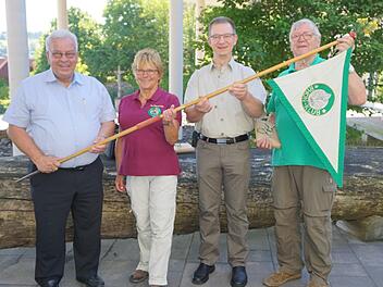 Die Vorsitzende des Rhönklub Zweigverein Gersfeld, Margit Trittin (zweite von links) hat den Wimpel an Rhönklubpräsident Jürgen Reinhardt (links) überreicht. Der gab ihn an den Rhönklub Zweigverein und Markt Oberelsbach vertreten durch dritten Bürgermeister Dietmar Hesselbach (zweiter von rechts) und Zweigvereinsvorsitzender Peter Kubacky weiter.  Foto: Marion Eckert