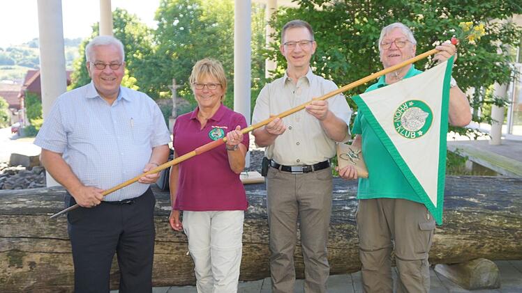 Die Vorsitzende des Rhönklub Zweigverein Gersfeld, Margit Trittin (zweite von links) hat den Wimpel an Rhönklubpräsident Jürgen Reinhardt (links) überreicht. Der gab ihn an den Rhönklub Zweigverein und Markt Oberelsbach vertreten durch dritten Bürgermeister Dietmar Hesselbach (zweiter von rechts) und Zweigvereinsvorsitzender Peter Kubacky weiter.  Foto: Marion Eckert