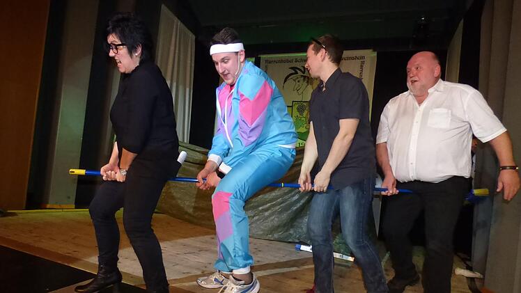 Der Ritt auf dem Hexenbesen in dem Sketch "Die  Erlebnismeile" Foto: Thomas Weichert