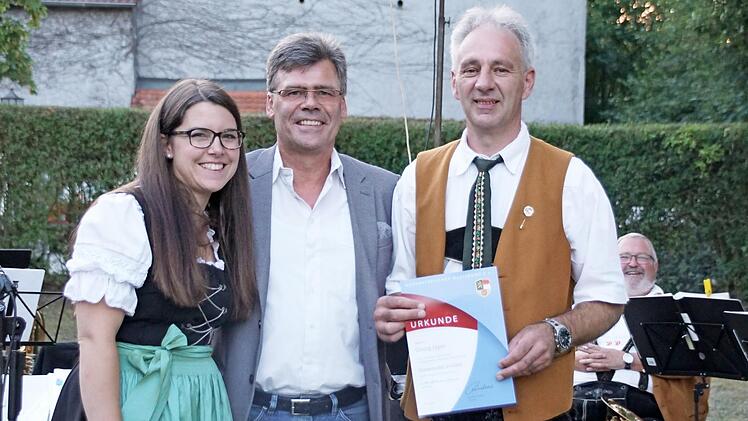 Beim Hofkonzert wurde Georg Jäger (rechts) für 40 Jahre Musizieren und langjähriges Engagement im Vorstand der Trachtenkapelle Trossenfurt-Tretzendorf ausgezeichnet. Dazu gratulierten Bürgermeister Thomas Sechser als stellvertretender Kreisvorsitzender des Nordbayerischen Musikbundes und Dirigentin Julia Braun. Foto: Sabine Weinbeer