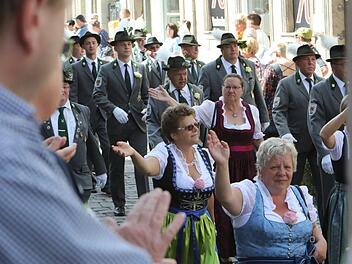 Vom Marktplatz aus machten sich die Kronacher Schützen und ihre Gäste auf den Weg zur Hofwiese. Foto: Barbara Herbst