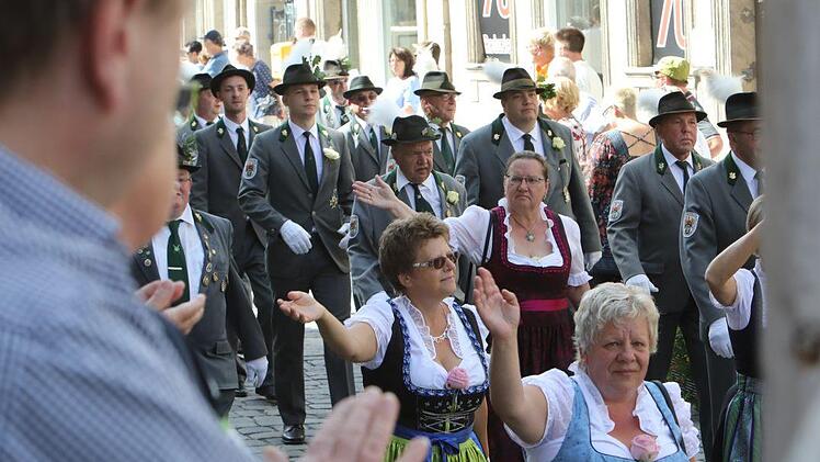 Vom Marktplatz aus machten sich die Kronacher Schützen und ihre Gäste auf den Weg zur Hofwiese. Foto: Barbara Herbst