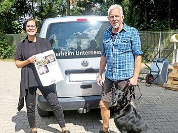 Die Fotografin Anja Veh mit dem Kalender und Wolfgang Bläsing, dem Vorsitzenden des Tierschutzvereins, mit Tash, einer neunjährigen holländischen Schäferhündin, die erst vor kurzem im Tierheim abgegeben wurde. Foto: Johanna Blum