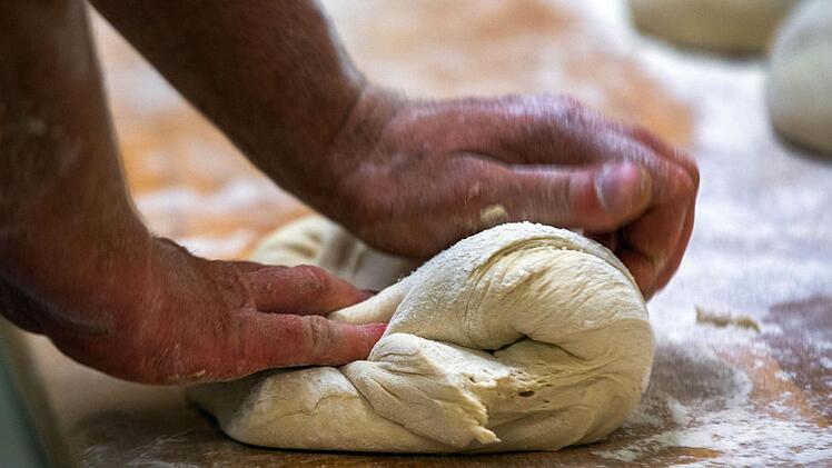 Nahversorger warnen vor einer dramatischen Krise im Lebensmittelhandwerk. Sterben Bäcker, Metzger, Land- und Gastwirte aus? Foto: Jens Büttner/dpa