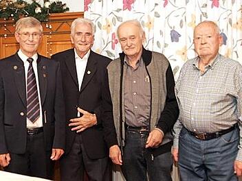Ehrungen gab es beim "Kugelfischerchor". Unser Bild zeigt Vorsitzenden Richard Schätzlein mit Klaus Kleinsteuber und Hans Blasl sowie Vorstandsmitglied Manfred Richter (von links). Foto: Günther Geiling