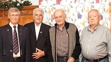 Ehrungen gab es beim "Kugelfischerchor". Unser Bild zeigt Vorsitzenden Richard Schätzlein mit Klaus Kleinsteuber und Hans Blasl sowie Vorstandsmitglied Manfred Richter (von links). Foto: Günther Geiling