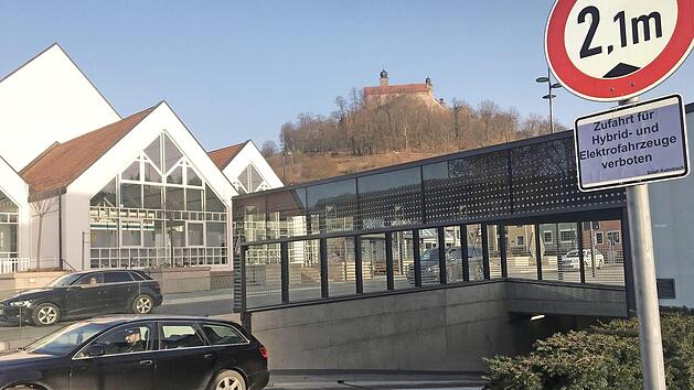 Elektroautos und Hybridfahrzeuge müssen draußen bleiben: Im Stadtrat begründete OB Ingo Lehmann gestern seine Entscheidung mit Sicherheitsgründen. Die Feuerwehr habe erklärt, dass man den Brand von Lithium-Akkus in der Tiefgarage nicht löschen könne.