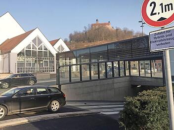 Elektroautos und Hybridfahrzeuge müssen draußen bleiben: Im Stadtrat begründete OB Ingo Lehmann gestern seine Entscheidung mit Sicherheitsgründen. Die Feuerwehr habe erklärt, dass man den Brand von Lithium-Akkus in der Tiefgarage nicht löschen könne.