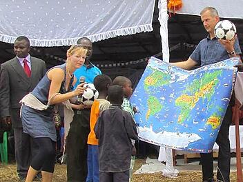 Für jedes Klassenzimmer überreichten Jeanine und Gabor Ronay eine Weltkarte an die Kinder.  Fotos: pr