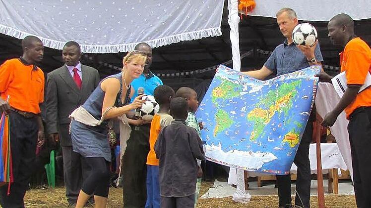 Für jedes Klassenzimmer überreichten Jeanine und Gabor Ronay eine Weltkarte an die Kinder.  Fotos: pr