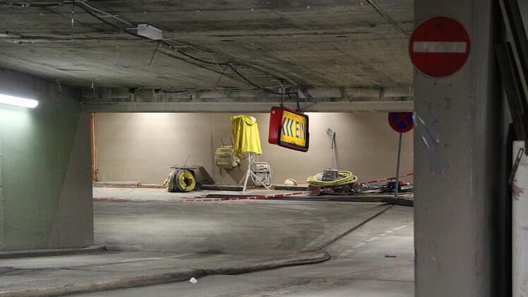 Trennwände trennen die Arbeitsbereiche von der innenliegenden Auffahrt.