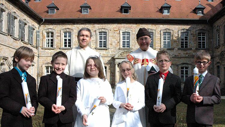 Burgpreppach — Pater Alois Gaßner und Pastoralreferent Norbert Zettelmeierführten in der Bruder Konrad Kirchein Burgpreppach Lukas Ehrlich, Philipp Hofmann, Emily Laubender, Markus Marschall, Louis Seits und Sina Seits zur Kommunion.  Foto: Gerhard SchmidtBruder