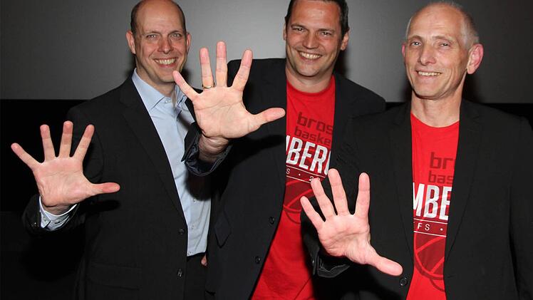Mischa Salzmann (Mitte), flankiert von Interims-Präsident Marko Beens (links) und Wolfgang Heyder. Foto: Bertram Wagner