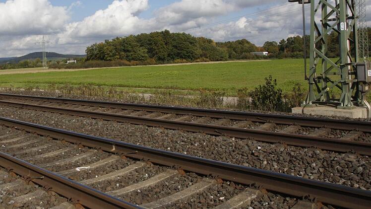 Auf den Feldern zwischen Eisenbahn und A 73 (im Hintergrund) plant die Autobahndirektion Nordbayern den Bau einer zehn Hektar großen Tank- und Rastanlage. Foto: Josef Hofbauer