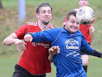 Zwei Tore geschossen, aber nur einen Punkt geholt: Doppeltorschütze auf Fuchsstädter Seite war Johannes Feser (links), der hier zweiter Sieger ist im Kopfballduell mit Martin Müller von der SG Oberschwarzach/Wiebelsberg. Foto: ssp