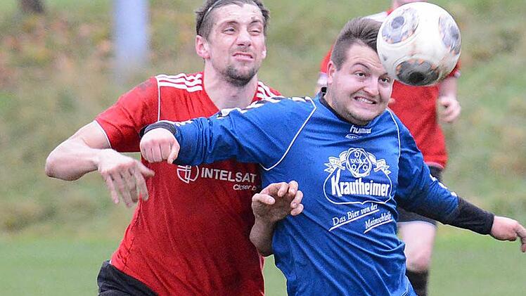 Zwei Tore geschossen, aber nur einen Punkt geholt: Doppeltorschütze auf Fuchsstädter Seite war Johannes Feser (links), der hier zweiter Sieger ist im Kopfballduell mit Martin Müller von der SG Oberschwarzach/Wiebelsberg. Foto: ssp