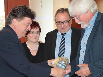 Abschiedsgeschenke überreichte Landrat Klaus Peter Söllner (links) an den scheidenden Chefjuristen Jürgen Meins. Mit im Bild die stellvertretenden Landräte Christina Flauder und Dieter Schaar. Foto: Jürgen Gärtner